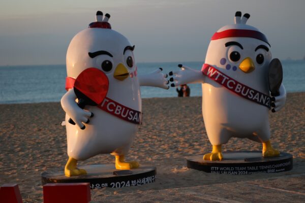 釜山の海雲台(ヘウンデ)海岸に立つ世界卓球マスコットキャラクター